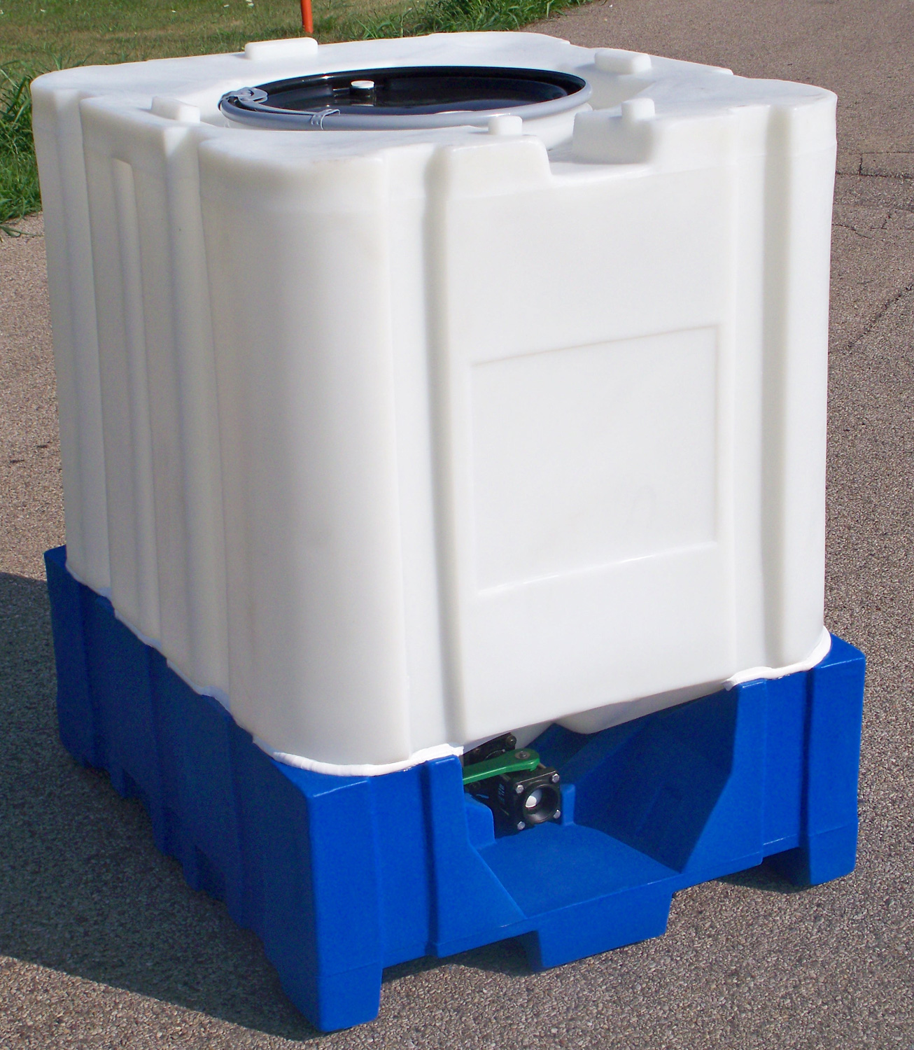 Plastic IBC Tanks, Plastic Intermediate Bulk Container Tanks, Plastic IBC totes, Plastic Tanks, Plastic Water Tanks